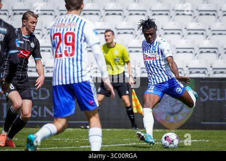 15 mai 2022, Danemark, Odense : Odense, Danemark. 15 mai 2022. Emmanuel Sabbi (11 ans) de l'OB vu lors du match de Superliga 3F entre Odense Boldklub et Soenderjyske au parc énergétique naturel d'Odense., crédit : Kent Rasmussen / ZUMA Press (crédit image : © Kent Rasmussen/Gonzales photo via ZUMA Press) Banque D'Images