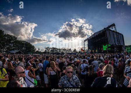 28 juin 2022, Danemark, Roskilde : Roskilde, Danemark. 28 juin 2022. Des spectateurs vus lors d'un concert live avec le rappeur suédois A36 lors du festival de musique danois Roskilde Festival 2022 à Roskilde., Credit :Erling Brodersen / ZUMA Press (Credit image : © Erling Brodersen/Gonzales photo via ZUMA Press) Banque D'Images