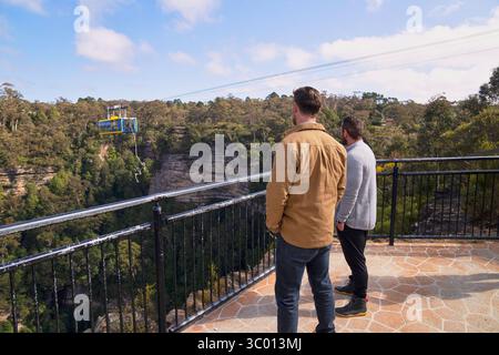 Limitless (2022 - )saison 1, épisode 4 « Force » Chris Hemsworth et le scientifique sportif Ross Edgley contemplent un chariot suspendu au-dessus d'un canyon avec une corde de 100 pieds de long suspendue à lui. Chris s'entraînera à grimper cette corde avec l'aide de Ross. *Filmstill - usage éditorial seulement* Voir instructions spéciales. CAP/TFS image fournie par Capital Pictures Banque D'Images