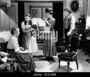 The Wizard of Oz (1939)Judy Garland : Dorothy Gale Margaret Hamilton : Miss Gulch Charley Grapewin : oncle Henry Clara Blandick : tante EM *Filmstill - usage éditorial seulement* Voir instructions spéciales. CAP/TFS image fournie par Capital Pictures Banque D'Images