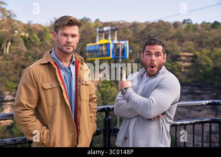 Limitless (2022 - )saison 1, épisode 4 'Force' Chris Hemsworth et le scientifique sportif Ross Edgley posent devant le prochain défi de Chris : une montée extrême à la corde. *Filmstill - usage éditorial seulement* Voir instructions spéciales. CAP/TFS image fournie par Capital Pictures Banque D'Images