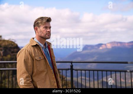 Limitless (2022 - )saison 1, épisode 4 'Force' Chris Hemsworth regarde au-dessus d'un canyon. *Filmstill - usage éditorial seulement* Voir instructions spéciales. CAP/TFS image fournie par Capital Pictures Banque D'Images