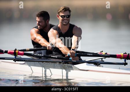 Limitless (2022 - )saison 1, épisode 4 'Force' Chris Hemsworth sourit alors qu'il rame un bateau. *Filmstill - usage éditorial seulement* Voir instructions spéciales. CAP/TFS image fournie par Capital Pictures Banque D'Images