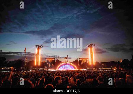 2 juillet 2022, Danemark, Roskilde : Roskilde, Danemark. 02 juillet 2022. Des spectateurs vus devant la scène Orange lors d'un concert au populaire festival de musique danois Roskilde Festival 2022 à Roskilde., Credit :Peter Troest / ZUMA Press (Credit image : © Peter Troest/Gonzales photo via ZUMA Press) Banque D'Images