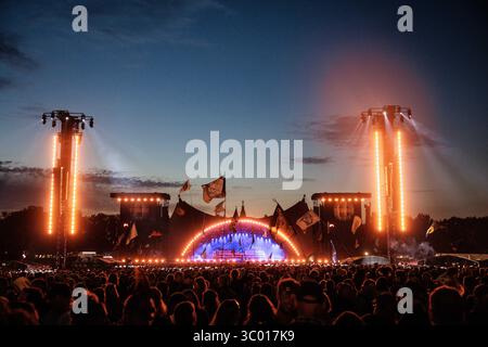 2 juillet 2022, Danemark, Roskilde : Roskilde, Danemark. 02 juillet 2022. Des spectateurs vus devant la scène Orange lors d'un concert au populaire festival de musique danois Roskilde Festival 2022 à Roskilde., Credit :Peter Troest / ZUMA Press (Credit image : © Peter Troest/Gonzales photo via ZUMA Press) Banque D'Images