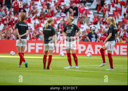 24 juin 2022, Danemark, Copenhague : Copenhague, Danemark. 24 juin 2022. Luna Gewitz (18 ans) et Katherine KÃ¼hl (15 ans), danoises, s’échauffent avant l’amicale de football entre le Danemark et le Brésil à Parken à Copenhague., Credit :Tobias Jorgensen / ZUMA Press (Credit image : © Tobias Jorgensen/Gonzales photo via ZUMA Press) Banque D'Images