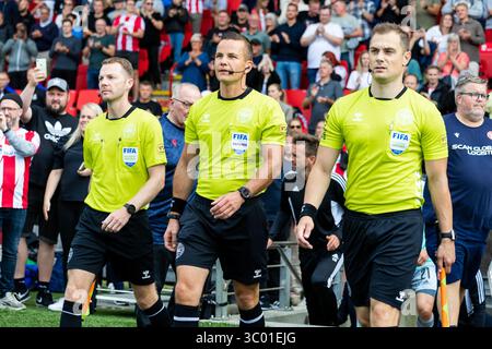 24 juillet 2022, Danemark, Aalborg : Aalborg, Danemark. 24 juillet 2022. L'arbitre Morten Krogh entre sur le terrain pour le match de Superliga 3F entre Aalborg Boldklub et FC Copenhagen à Aalborg Portland Park à Aalborg., Credit :Balazs Popal / ZUMA Press (Credit image : © Balazs Popal/Gonzales photo via ZUMA Press) Banque D'Images