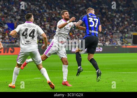 30 août 2022, Italie, Milan : Milan, Italie. 30 août 2022. Milan Skriniar (37) de l'Inter et Matteo Bianchetti (15) de Crémone vus lors du match de Serie A entre Inter et Crémone à Giuseppe Meazza à Milan., Credit :Tommaso Fimiano / ZUMA Press (Credit image : © Tommaso Fimiano/Gonzales photo via ZUMA Press) Banque D'Images