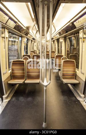 11 novembre 2014 - Paris, France - Paris, France - 12 décembre 2014. Un train vide du métro parisien ou aussi connu sous le nom de MÃÂ ©tropolitain à Paris. (Crédit image : © Michael Hornbogen/Gonzales photo via ZUMA Press) Banque D'Images