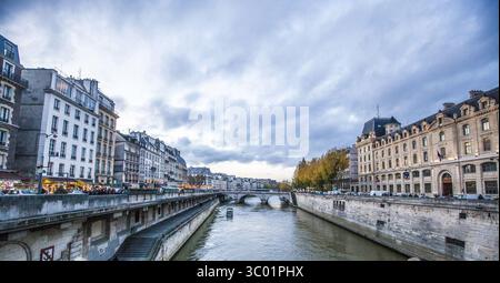 11 novembre 2014 - Paris, France - Paris, France - 12 décembre 2014. La Seine, la Seine, traverse la zone proche de la cathédrale notre-Dame de Paris, France. (Crédit image : © Michael Hornbogen/Gonzales photo via ZUMA Press) Banque D'Images
