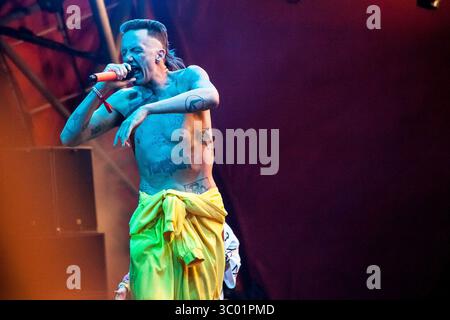 3 juillet 2015 - Roskilde, Danemark - Danemark, Roskilde - 3 juillet 2015. Le duo de rap sud-africain Die Antwoord donne un concert live à Orange Stage au festival de musique danois Roskilde Festival 2015. Le duo se compose des deux chanteurs rave Ninja (photo) et Yolandi visser qui interprètent des paroles en afrikaans, xhosa et anglais. (Crédit photo : Gonzales photo - Kasper Maansson) (crédit image : © Kasper Maansson/Gonzales photo via ZUMA Press) Banque D'Images