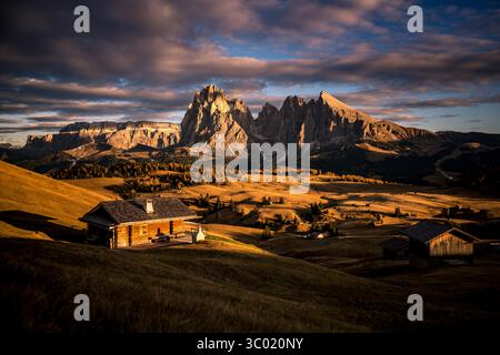 1 novembre 2017, Alpe Di Siusi, Tyrol du Sud, Italie : Italie, Tyrol du Sud - 1er novembre 2017. Soleil du soir sur la vallée à l'Alpe di Siusi avec ses montagnes rocheuses. (Crédit image : © Christoph Obersch/Gonzales photo via ZUMA Press) Banque D'Images