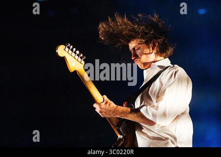 27 juin 2018 - Copenhague, Danemark - Danemark, Copenhague - 27 juin 2018. Le groupe de rock anglais Arctic Monkeys donne un concert à la Royal Arena de Copenhague. Ici, le chanteur, auteur-compositeur et musicien Alex Turner est vu en direct sur scène. (Crédit photo : Gonzales photo - Kasper Maansson) (crédit image : © Kasper Maansson/Gonzales photo via ZUMA Press) Banque D'Images