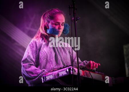 1er juillet 2018 - Roskilde, Danemark - Danemark, Roskilde - 1er juillet 2018. Le trio norvégien d'eletropop Sassy 009 donne un concert live lors du festival de musique danois Roskilde Festival 2018. (Crédit photo : Gonzales photo - Christian Hjorth) (crédit image : © Christian Hjorth/Gonzales photo via ZUMA Press) Banque D'Images