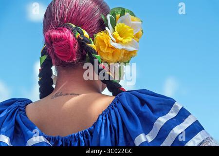 Danseuse salvadorienne colorée en robe bleue traditionnelle se produisant lors d'un événement culturel en plein air lors de l'événement du Festival, Calgary, Alberta Banque D'Images