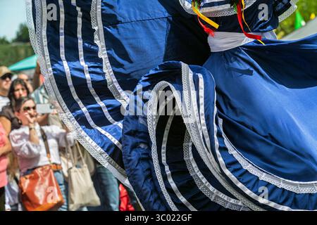 Danseuse salvadorienne colorée en robe bleue traditionnelle se produisant lors d'un événement culturel en plein air lors de l'événement du Festival, Calgary, Alberta Banque D'Images