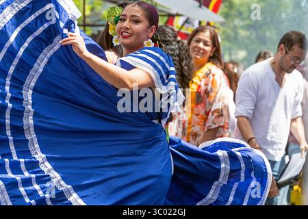 Danseuse salvadorienne colorée en robe bleue traditionnelle se produisant lors d'un événement culturel en plein air lors de l'événement du Festival, Calgary, Alberta Banque D'Images