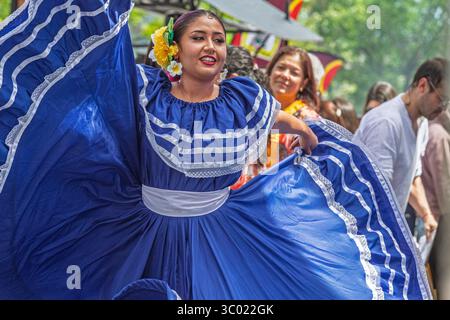 Danseuse salvadorienne colorée en robe bleue traditionnelle se produisant lors d'un événement culturel en plein air lors de l'événement du Festival, Calgary, Alberta Banque D'Images