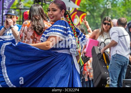 Danseuse salvadorienne colorée en robe bleue traditionnelle se produisant lors d'un événement culturel en plein air lors de l'événement du Festival, Calgary, Alberta Banque D'Images