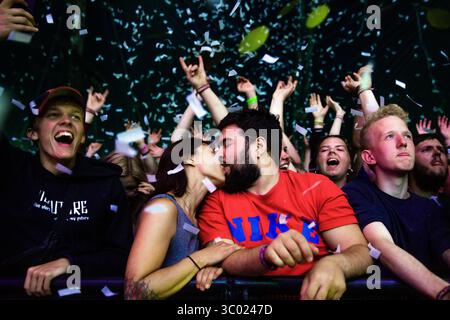 5 juillet 2018 - Roskilde, Danemark - Danemark, Roskilde - 5 juillet 2018. Un jeune couple vu dans un moment magique lors de l'un des nombreux concerts live au festival de musique danois Roskilde Festival 2018. (Crédit photo : Gonzales photo - Peter Troest) (crédit image : © Peter Troest/Gonzales photo via ZUMA Press) Banque D'Images