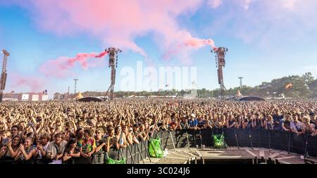 6 juillet 2018 - Roskilde, Danemark - Danemark, Roskilde - 6 juillet 2018. Une vue imprenable sur les foules de concert devant l'une des nombreuses scènes du festival de musique danois Roskilde Festival 2018. (Crédit photo : Gonzales photo - Peter Troest) (crédit image : © Peter Troest/Gonzales photo via ZUMA Press) Banque D'Images