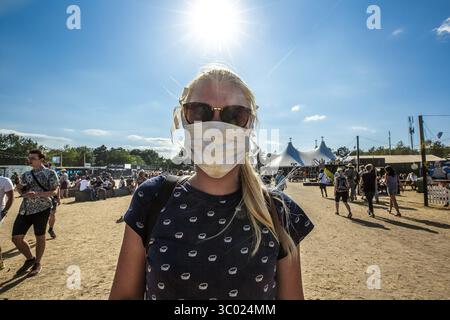 7 juillet 2018 - Roskilde, Danemark - Danemark, Roskilde - 7 juillet 2018. L'atmosphère dans la zone du camp est excellente pendant le festival de musique danois Roskilde Festival 2018. Ici, un festivalier porte un masque pour se protéger contre la poussière. (Crédit photo : Gonzales photo - Peter Troest) (crédit image : © Peter Troest/Gonzales photo via ZUMA Press) Banque D'Images