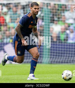 GLASGOW, ÉCOSSE - 19 juillet : Bruno Guimarães de Newcastle United en action lors d'un Adidas Trophy match entre Celtic et Newcastle United au Celtic Park Stadium, le 19 juillet 2025, à Glasgow, Écosse. (Photo de Paul Byars / Alamy Live News) Banque D'Images