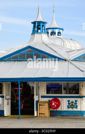 Llandudno, pays de Galles, Royaume-Uni - 20 mars 2025 ; détail extérieur de la salle de jeux au bout de la jetée de Llandudno Banque D'Images