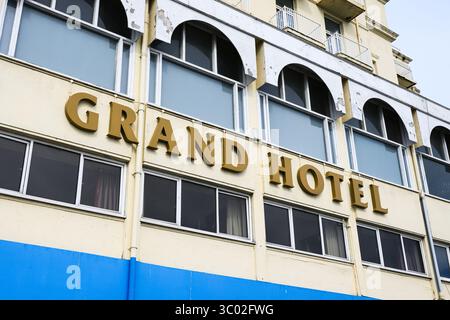 Llandudno, pays de Galles, Royaume-Uni - 20 mars 2025 ; inscription au Grand Hotel sur le front de mer de Llandudno propriété de Britannia Hotels Banque D'Images