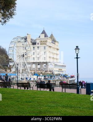 Llandudno, pays de Galles, Royaume-Uni - 20 mars 2025 ; vue sur la ville du Grand Hotel et de la grande roue sur la rive nord de Llandudno Banque D'Images