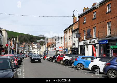 Newtown, pays de Galles, Royaume-Uni - 29 mars 2025 ; vue sur le paysage urbain le long de Broad Street dans la ville de Powys de Newtown, pays de Galles Banque D'Images
