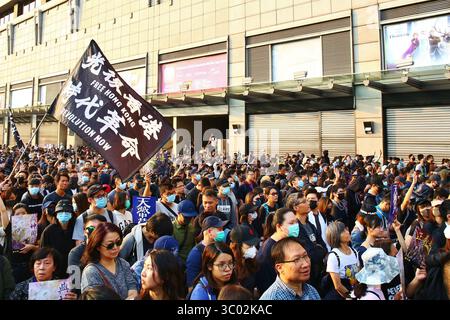 1er décembre 2019, Hong Kong, République populaire de Chine : Hong Kong, Chine. 01 décembre 2019. Des milliers de manifestants pro-démocratie se joignent à la marche pacifique de Tsim Sha Tsui à Hung Hom. (Crédit image : © Gonzales/Gonzales photo via ZUMA Press) Banque D'Images