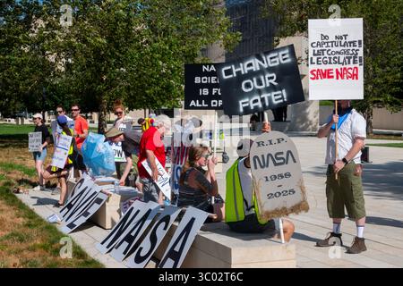 Washington DC USA les employés de la NASA protestent DOGE coupe à la NASA l'agence spatiale le 20 juillet 2025 sur Independence Avenue Banque D'Images