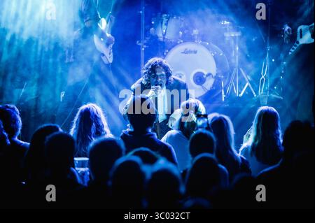 28 février 2022, Danemark, Copenhague : Copenhague, Danemark. 28 février 2022. Le chanteur et compositeur danois Goss donne un concert à Amager Bio à Copenhague., Credit :Nikolaj Bransholm / ZUMA Press (Credit image : © Nikolaj Bransholm/Gonzales photo via ZUMA Press) Banque D'Images