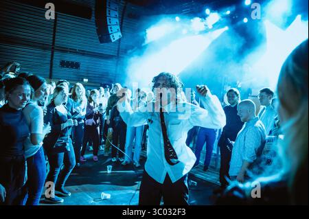 28 février 2022, Danemark, Copenhague : Copenhague, Danemark. 28 février 2022. Le chanteur et compositeur danois Goss donne un concert à Amager Bio à Copenhague., Credit :Nikolaj Bransholm / ZUMA Press (Credit image : © Nikolaj Bransholm/Gonzales photo via ZUMA Press) Banque D'Images