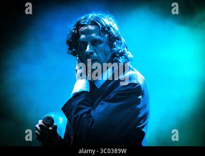 28 février 2022, Danemark, Copenhague : Copenhague, Danemark. 28 février 2022. Le chanteur et compositeur danois Goss donne un concert à Amager Bio à Copenhague., Credit :Nikolaj Bransholm / ZUMA Press (Credit image : © Nikolaj Bransholm/Gonzales photo via ZUMA Press) Banque D'Images