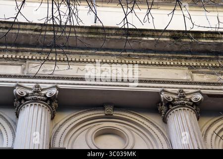 Gros plan du mot morgue gravé sur la façade du bâtiment du pouvoir judiciaire à Buenos Aires, en Argentine. Banque D'Images