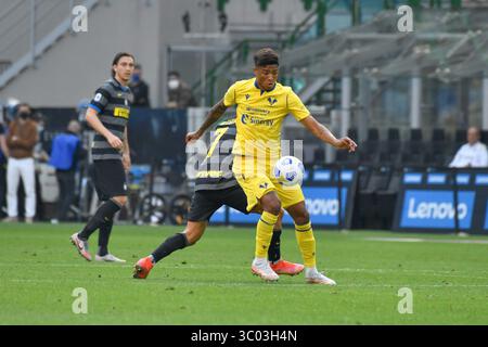 25 avril 2021, Italie : Milan, Italie. 25 avril 2021. Eddie Salcedo (9 ans) de Hellas Vérone vu dans le match de Serie A entre l'Inter Milan et Hellas Vérone à Giuseppe Meazza à Milan., Credit :Tommaso Fimiano / ZUMA Press (Credit image : © Tommaso Fimiano/Gonzales photo via ZUMA Press) Banque D'Images