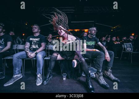 7 mai 2021, Danemark : Copenhague, Danemark. 07 mai 2021. Les fans de heavy metal assistent à un concert live à Amager Bio dans le cadre du festival de musique metal Nordic Noise 2021 à Copenhague.., Credit :Nikolaj Bransholm / ZUMA Press (Credit image : © Nikolaj Bransholm/Gonzales photo via ZUMA Press) Banque D'Images