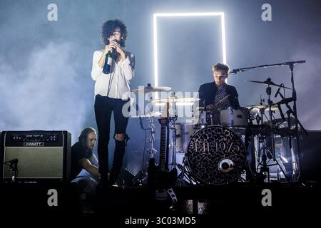 15 octobre 2014 - Copenhague, Angleterre, Danemark - le groupe anglais de rock indépendant et de synthé pop The 1975 donne un concert au VEGA de Copenhague. Ici, le chanteur Matt Healy est vu en direct sur scène avec le batteur George Daniel. Danemark, 15/10 2014. (Crédit image : © Peter Troest/Gonzales photo via ZUMA Press) Banque D'Images