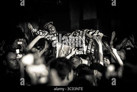 4 mars 2017 - Cologne, Angleterre, Allemagne - le groupe de rock britannique Skunk Anansie donne un concert au Live Music Hall de Cologne. Ici, Singer Skin fait du surf de foule. Allemagne, 04/03 2017. (Crédit image : © Iris Edinger/Gonzales photo via ZUMA Press) Banque D'Images