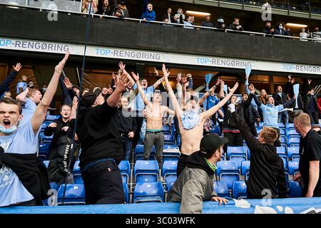 24 mai 2021, Danemark : Randers, Danemark, 24 mai 2021. Fans de football de Randers FC vus dans les tribunes lors du match de Superliga 3F entre Randers FC et FC Copenhague au Cepheus Park à Randers., Credit :Nicolas Cho Meier / ZUMA Press (Credit image : © Nicolas Cho Meier/Gonzales photo via ZUMA Press) Banque D'Images