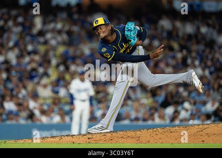 Le lanceur des Milwaukee Brewers Abner Uribe (45) lance lors d'un match de la MLB contre les Dodgers de Los Angeles, vendredi 18 juillet 2022, au Dodger Stadium, à Los Angeles, EN CALIFORNIE, les Brewers ont battu les Dodgers 2-0. (Jon Endow/image du sport) Banque D'Images