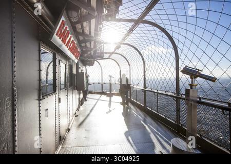 12 décembre 2014, France : Paris, France - 12 décembre 2014. Touristes visitant la Tour Eiffel à Paris. Il s'agit d'une tour en treillis de fer située au champ de mars et nommée d'après l'ingénieur Gustave Eiffel., Credit :Michael Hornbogen / Gonzales photo / ZUMA Press (Credit image : © Michael Hornbogen / Gonzales/Gonzales photo via ZUMA Press) Banque D'Images
