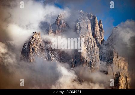 11 septembre 2015, Italie : Sassolungo, Italie - 11 septembre 2015. Le paysage est à couper le souffle au Val Gardena dans le Tyrol du Sud. La chaîne de montagnes et le paysage rocheux font partie des Dolomites, également connues sous le nom de Alpes calcaires du Sud. Ici le Langkofel (italien : Sassolungo), qui est la plus haute montagne du Groupe Langkofel., Credit :Christoph Obersch / Gonzales photo / ZUMA Press (Credit image : © Christoph Obersch / Gonzales/Gonzales photo via ZUMA Press) Banque D'Images