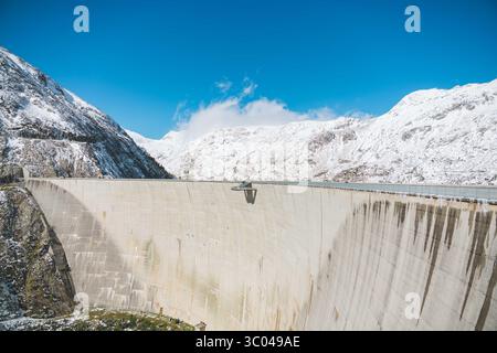 14 octobre 2020, Autriche : Malte, Autriche. 14 octobre 2020. Surplombant le barrage de KÃÂ¶lnbrein dans la chaîne Hohe Tauern en Carinthie. Le barrage de KÃÂ¶lnbrein est un barrage en voûte et est le plus haut barrage d'Autriche., Credit :Christoph Obersch / Gonzales photo / ZUMA Press (Credit image : © Christoph Obersch / Gonzales/Gonzales photo via ZUMA Press) Banque D'Images