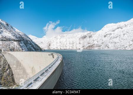 14 octobre 2020, Autriche : Malte, Autriche. 14 octobre 2020. Surplombant le barrage de KÃÂ¶lnbrein dans la chaîne Hohe Tauern en Carinthie. Le barrage de KÃÂ¶lnbrein est un barrage en voûte et est le plus haut barrage d'Autriche., Credit :Christoph Obersch / Gonzales photo / ZUMA Press (Credit image : © Christoph Obersch / Gonzales/Gonzales photo via ZUMA Press) Banque D'Images