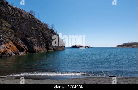 Scène regardant vers le sud à Black Beach sur la rive nord du magnifique lac supérieur près de Silver Bay, Minnesota, comprend l'eau, les rochers, le ciel bleu, et Banque D'Images