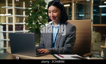 Femme d'affaires coréenne asiatique femme dans le bureau femme d'affaires parlant appel vidéo en ligne rencontrer en utilisant l'opérateur d'ordinateur portable Chinois Japanese Girl manager Banque D'Images