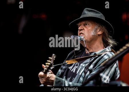 1er juillet 2016, Danemark : Roskilde, Danemark. 01 juillet 2016. Le chanteur, compositeur et musicien canadien Neil Young donne un concert au festival de musique danois Roskilde Festival 2016., Credit :Lasse Lagoni / Gonzales photo / ZUMA Press (Credit image : © Lasse Lagoni / Gonzales/Gonzales photo via ZUMA Press) Banque D'Images